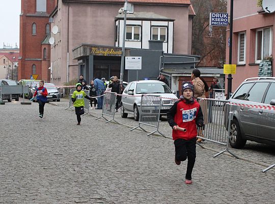 Grafika 24. Zawodnicy na trasie biegu