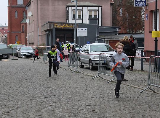 Grafika 26. Zawodnicy na trasie biegu