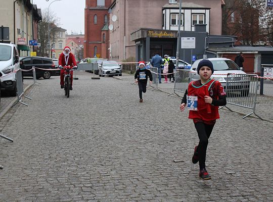 Grafika 28. Zawodnicy na trasie biegu