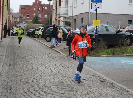 Grafika 29. Zawodnicy na trasie biegu