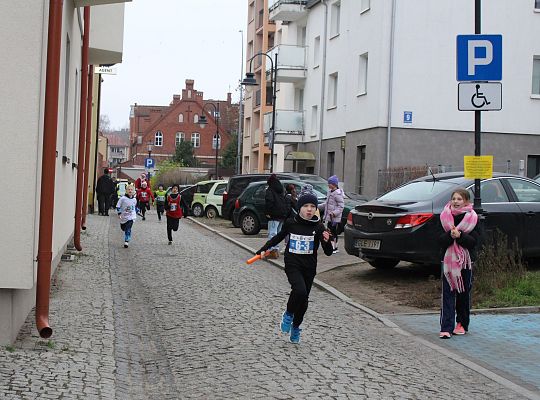 Grafika 31. Zawodnicy na trasie biegu