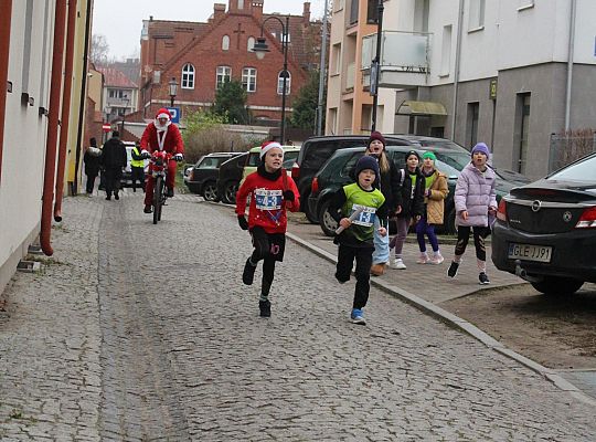 Grafika 32. Zawodnicy na trasie biegu