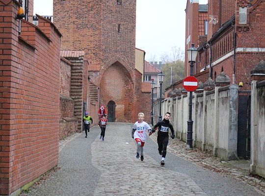 Grafika 34. Zawodnicy na trasie biegu