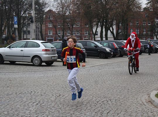 Grafika 36. Zawodnik na trasie biegu