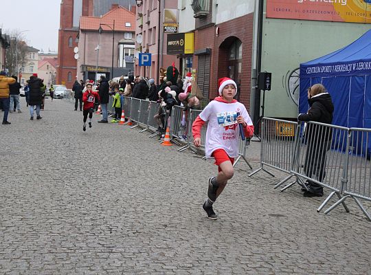 Grafika 38. Zawodnik na trasie biegu