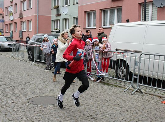 Grafika 40. Zawodnik na trasie biegu