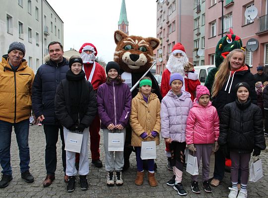 Grafika 48. Wręczanie upominków