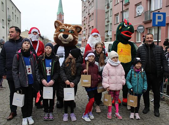 Grafika 51. Wręczanie upominków