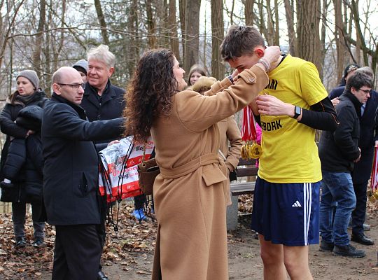 Grafika 13. Wręczanie pamiątkowych medali uczestnikom