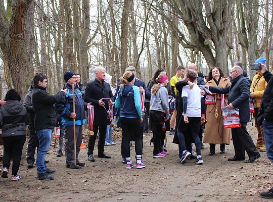 Grafika 14. Wręczanie pamiątkowych medali uczestnikom