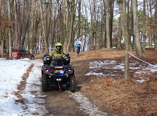 Grafika 21. Pilot i uczestnik na trasie biegu