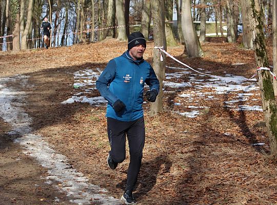 Grafika 22. Uczestnik na trasie biegu