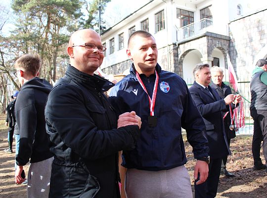 Grafika 25. Wręczanie pamiątkowych medali uczestnikom