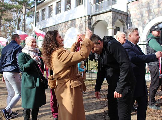 Grafika 26. Wręczanie pamiątkowych medali uczestnikom