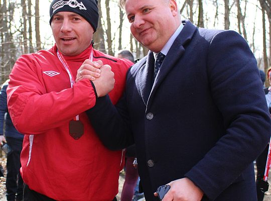 Grafika 28. Wręczanie pamiątkowych medali uczestnikom