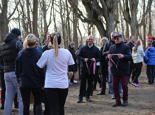 Grafika 30. Wręczanie pamiątkowych medali uczestnikom