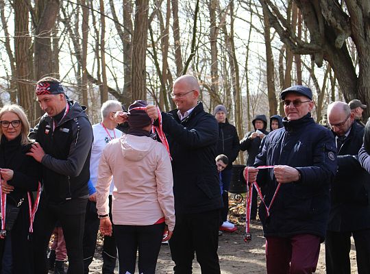 Grafika 31. Wręczanie pamiątkowych medali uczestnikom