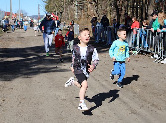 Grafika 7. Zawodnicy na trasie biegu