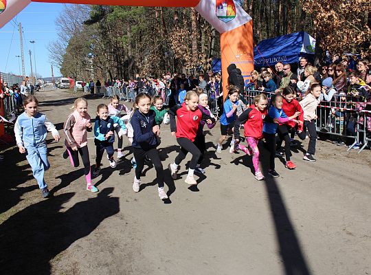 Grafika 8. Start biegu w kategorii "krasnale" dziewczęta