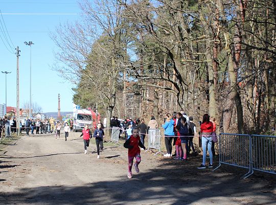 Grafika 9. Zawodniczki na trasie biegu