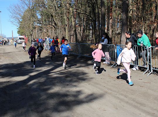 Grafika 10. Zawodniczki na trasie biegu