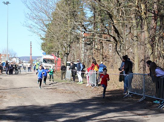 Grafika 12. Zawodnicy na trasie biegu