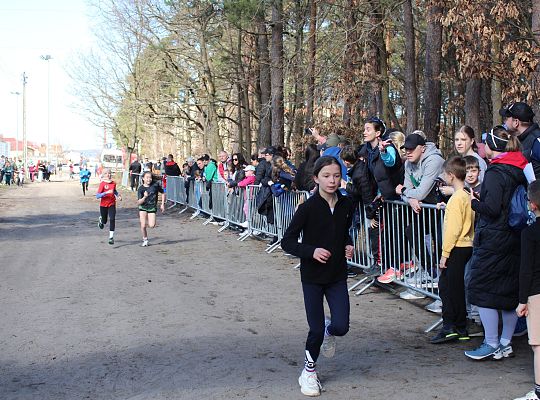 Grafika 20. Zawodniczki na trasie biegu