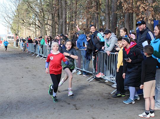 Grafika 21. Zawodniczki na trasie biegu