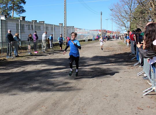 Grafika 25. Zawodnicy na trasie biegu