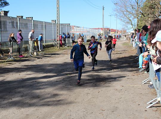 Grafika 27. Zawodnicy na trasie biegu