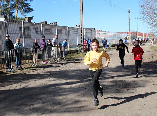 Grafika 28. Zawodnicy na trasie biegu