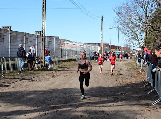 Grafika 31. Zawodniczki na trasie biegu