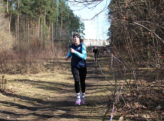 Grafika 34. Zawodniczki na trasie biegu