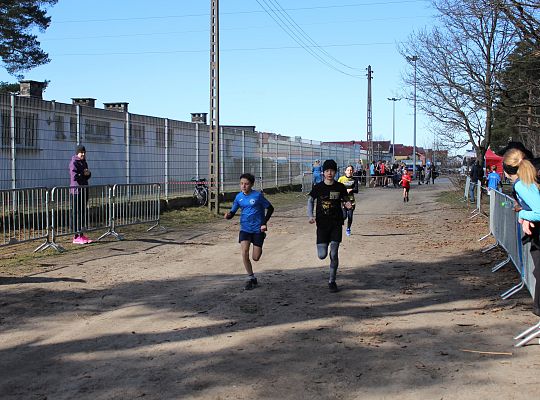 Grafika 37. Zawodnicy na trasie biegu