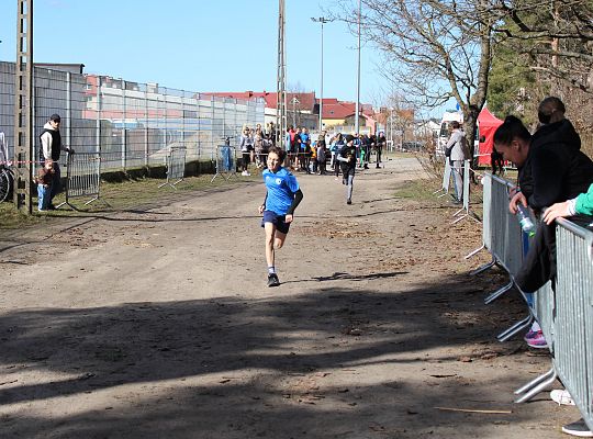 Grafika 38. Zawodnicy na trasie biegu