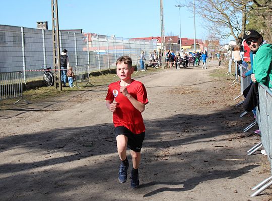 Grafika 39. Zawodnicy na trasie biegu