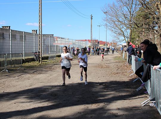 Grafika 42. Zawodniczki na trasie biegu