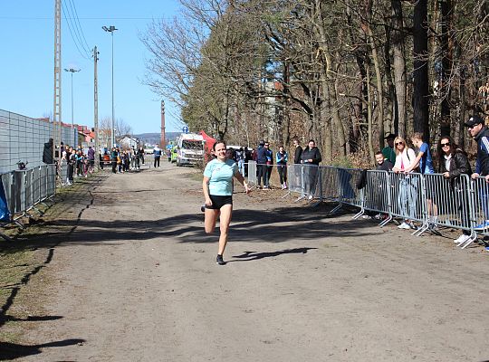 Grafika 44. Zawodniczki na trasie biegu