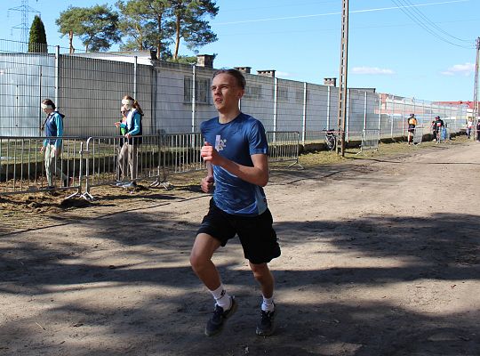 Grafika 45. Zawodnik na trasie biegu