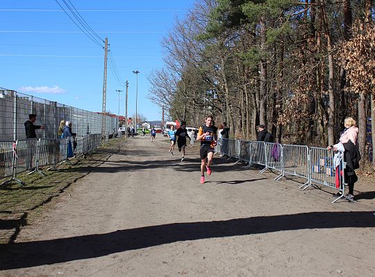 Grafika 51. Zawodnicy na trasie biegu