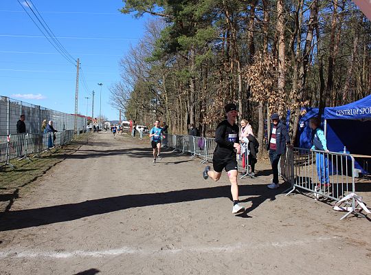 Grafika 52. Zawodnicy na trasie biegu