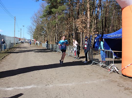 Grafika 53. Zawodnicy na trasie biegu