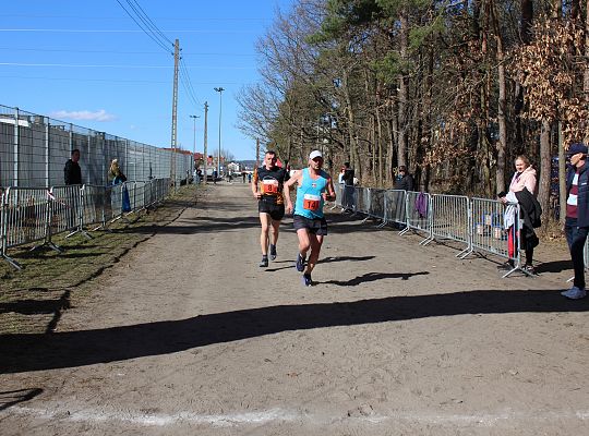 Grafika 54. Zawodnicy na trasie biegu