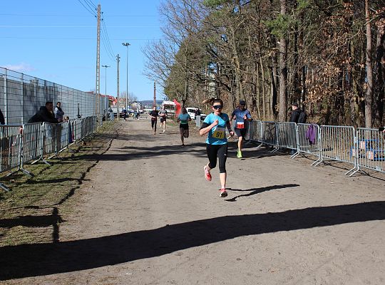 Grafika 55. Zawodnicy na trasie biegu