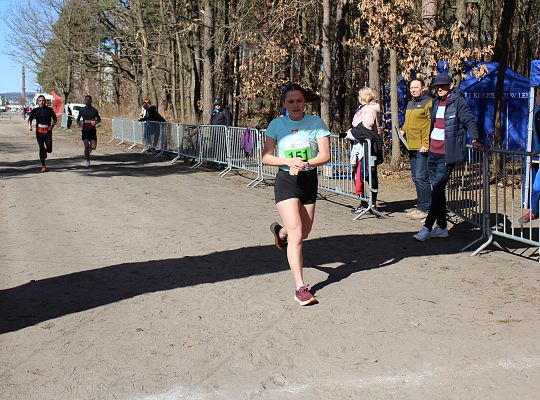 Grafika 56. Zawodnicy na trasie biegu