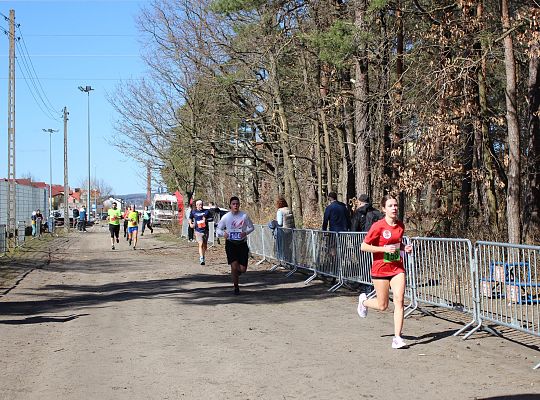 Grafika 57. Zawodnicy na trasie biegu