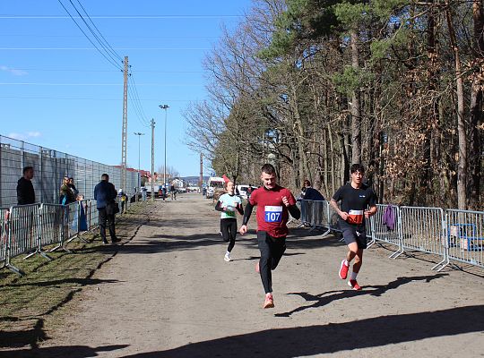 Grafika 58. Zawodnicy na trasie biegu