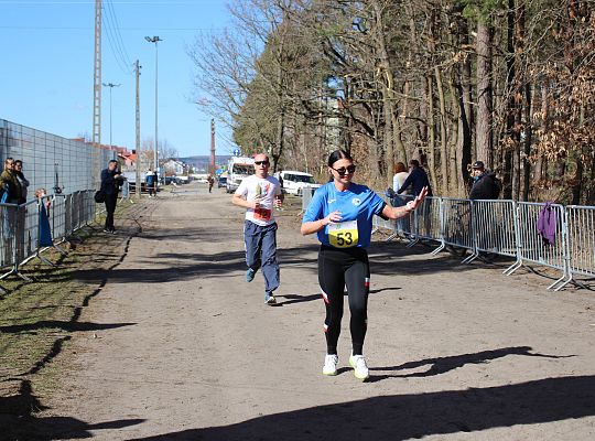 Grafika 59. Zawodnicy na trasie biegu