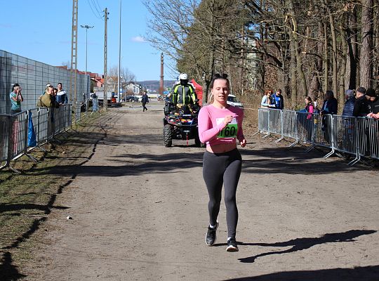 Grafika 60. Zawodniczka na trasie biegu