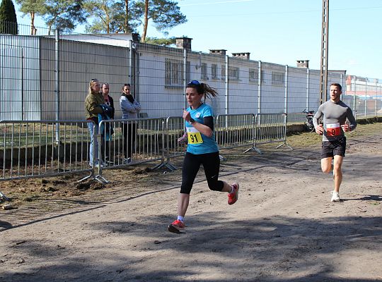 Grafika 62. Zawodnicy na trasie biegu